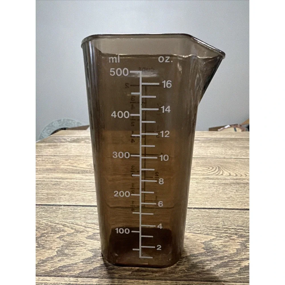 VTG Rubbermaid Brown Plastic Liquid Measuring Cup
